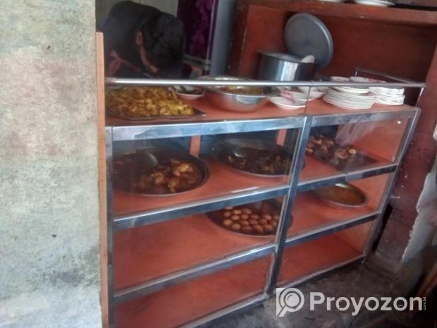 একটি খাবার রাখার শোকেজ,একটি ক্যাশ কাউন্টার