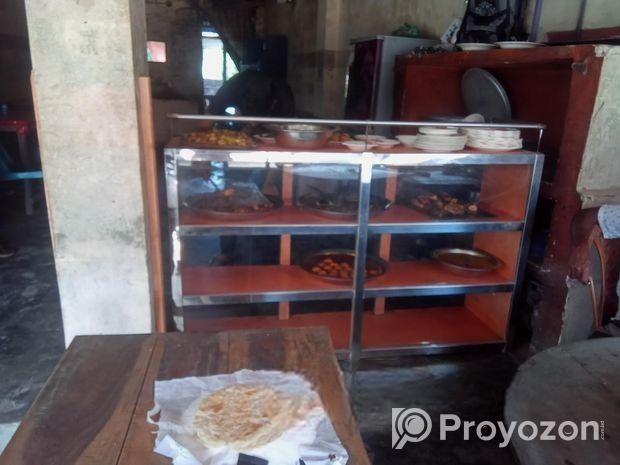 একটি খাবার রাখার শোকেজ,একটি ক্যাশ কাউন্টার