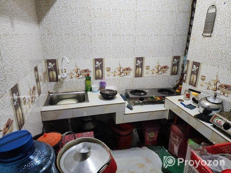 ১ রুম,এক টয়লেট লিফট আছে