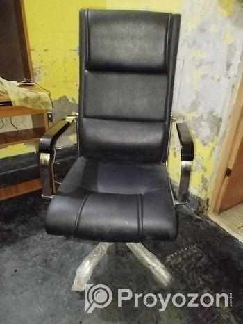 একটি চেয়ার ও টেবিল