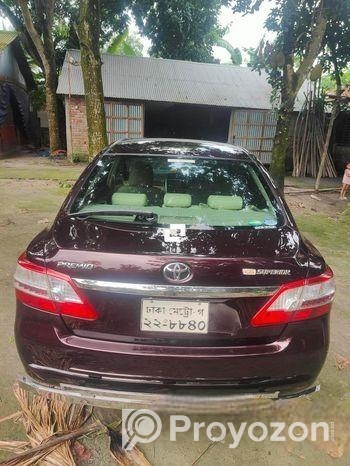 Toyota Premio . 2013