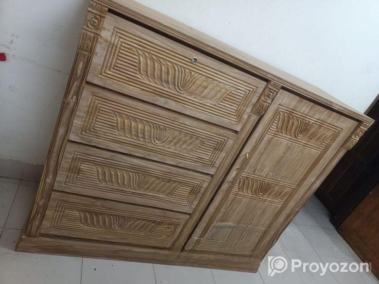 আমি একটা অরজিনাল চিটাগাং সেগুনের ওয়্যারড্রব বিক্র