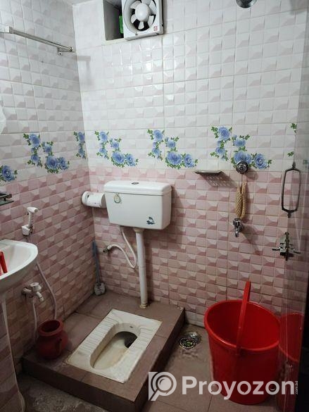 ১ রুম,এক টয়লেট লিফট আছে