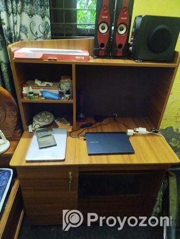 একটি চেয়ার ও টেবিল