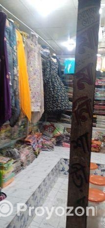 রানিং কাপড়ের দোকান। ভালো পজিশনে