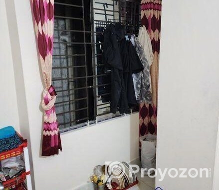 ১ রুম,এক টয়লেট। লিফট আছে