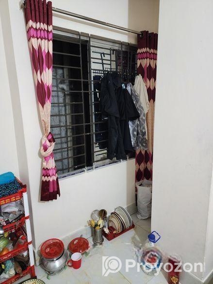 ১ রুম,এক টয়লেট লিফট আছে