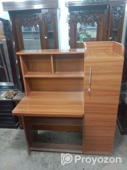 পড়ার টেবিল