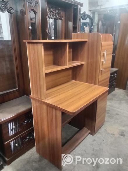 পড়ার টেবিল