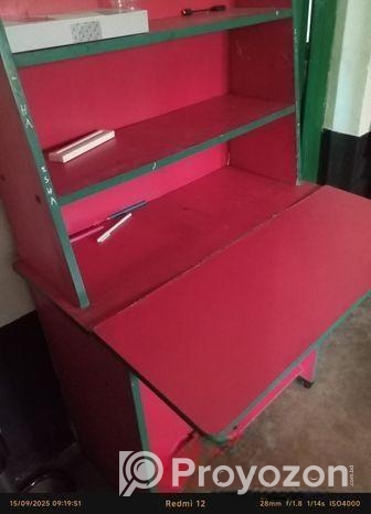 পড়ার টেবিল