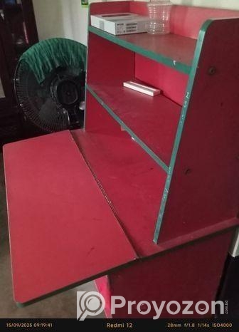 পড়ার টেবিল