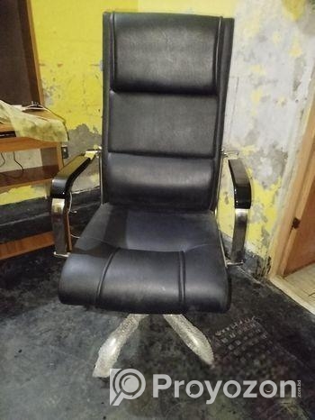 একটি চেয়ার ও টেবিল