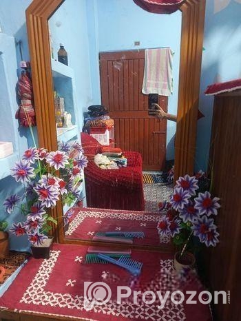 একটি ড্রেসিং টেবিল সেল করা হবে