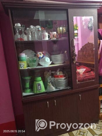 এই শোকেস টা বিক্রি করতে চাই