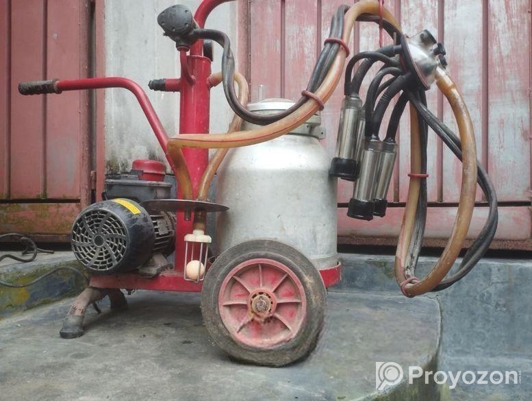 গাভীর দুধ দোহান মেশিন