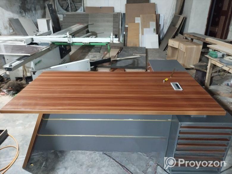 অফিস টেবিল