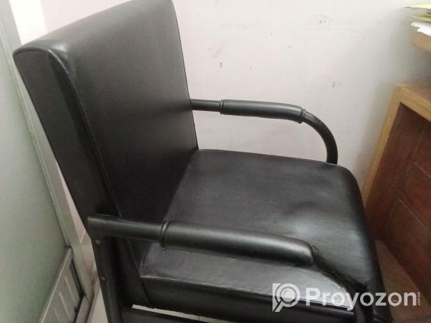 চেয়ার বিক্রি হবে