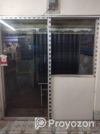 থাই গ্লাস বিক্রি হবে। দোকান ছেরে দিচ্ছি তাই।