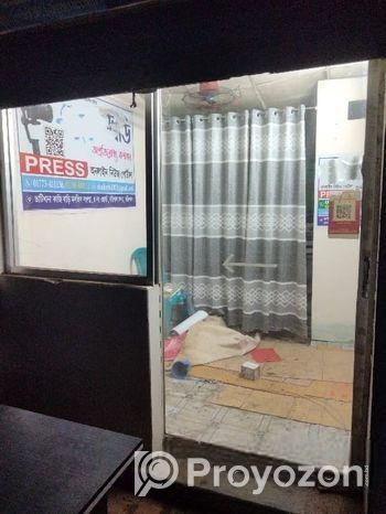 থাই গ্লাস বিক্রি হবে। দোকান ছেরে দিচ্ছি তাই।