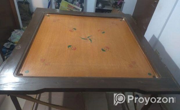 ৫৬ ইঞ্চি একটি ক্যারাম বোর্ড