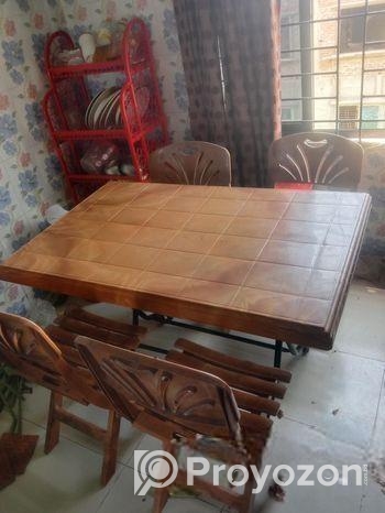 চার সেটের একটি ডাইনিং টেবিল