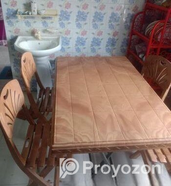 চার সেটের একটি ডাইনিং টেবিল