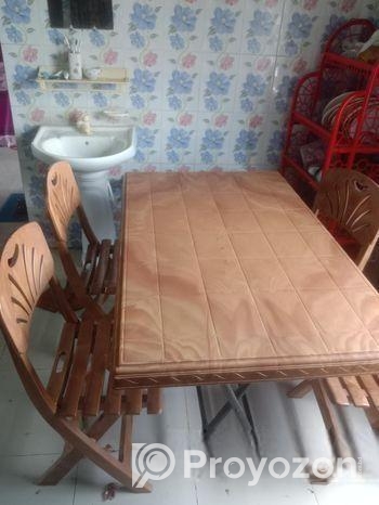 চার সেটের একটি ডাইনিং টেবিল