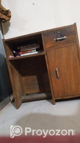 ব্যবহারিত পড়ার টেবিল