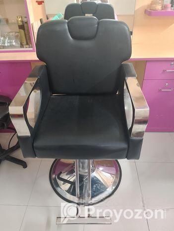 পার্লারে ডেকোরেশন সহ আসবাবপত্র