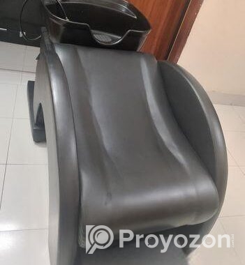পার্লারে ডেকোরেশন সহ আসবাবপত্র