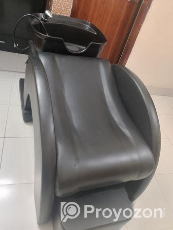 পার্লারে ডেকোরেশন সহ আসবাবপত্র