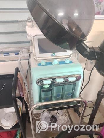 পার্লারে ডেকোরেশন সহ আসবাবপত্র