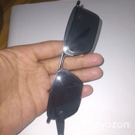 স্টাইলিশ ব্ল্যাক সানগ্লাস – নতুনের মতো কন্ডিশনে