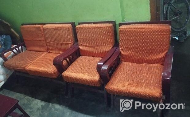 লোহা কাঠের সোফা সেট গদি সহ ১-১-২ = ৪টি