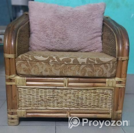 দুটি বেতের সোফা বিক্রি করা হবে