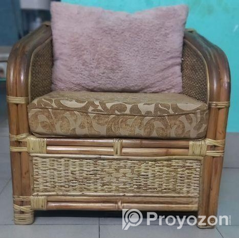 দুটি বেতের সোফা বিক্রি করা হবে