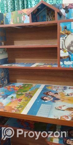 ছোট বাচ্চাদের পড়ার টেবিল।