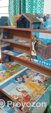 ছোট বাচ্চাদের পড়ার টেবিল।