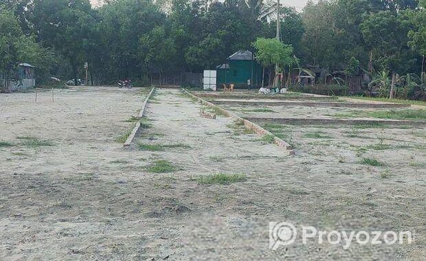 এই জমি প্লট আকারে বিক্রয় করা হবে। রাস্তার পাশে