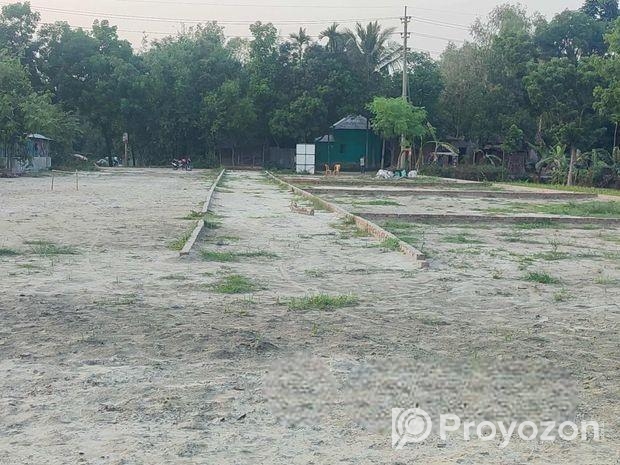এই জমি প্লট আকারে বিক্রয় করা হবে। রাস্তার পাশে