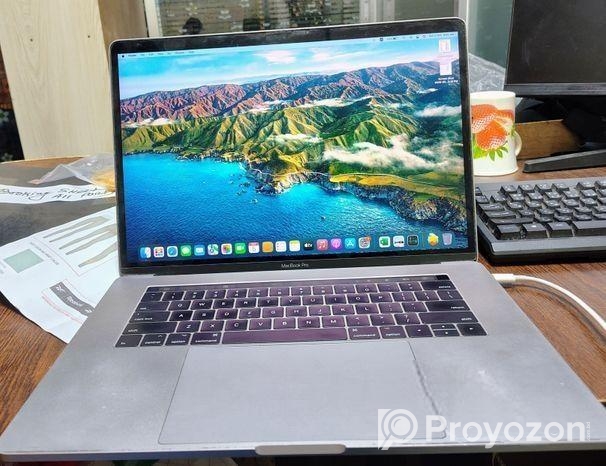 MacBook pro core i7 Touch Bar 15Inches 16-1TB