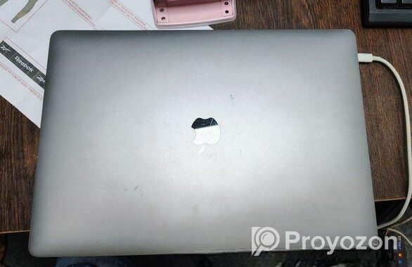 MacBook pro core i7 Touch Bar 15Inches 16-1TB