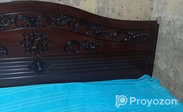 এই খাটটি বিক্রি করা হবে।