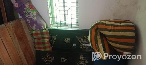 একটি সিঙ্গেল মালয়েশিয়ান প্লাইউড এর খাট বেডিং সহ বিক্রি করা হবে