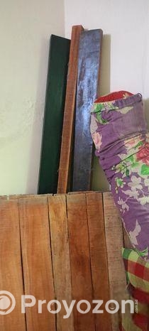 একটি সিঙ্গেল মালয়েশিয়ান প্লাইউড এর খাট বেডিং সহ বিক্রি করা হবে