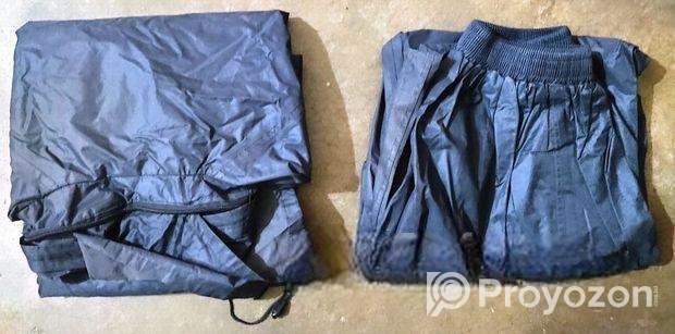 একটি রেইনকোট (Rain coat) বিক্রি করা হবে।
