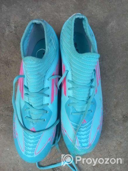 ফুটবল খেলার জুতা