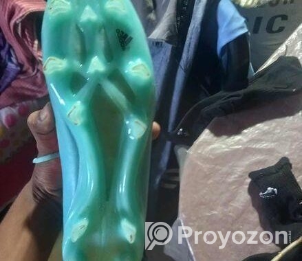 ফুটবল খেলার জুতা