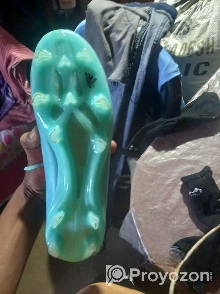 ফুটবল খেলার জুতা