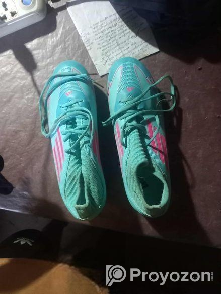 ফুটবল খেলার জুতা